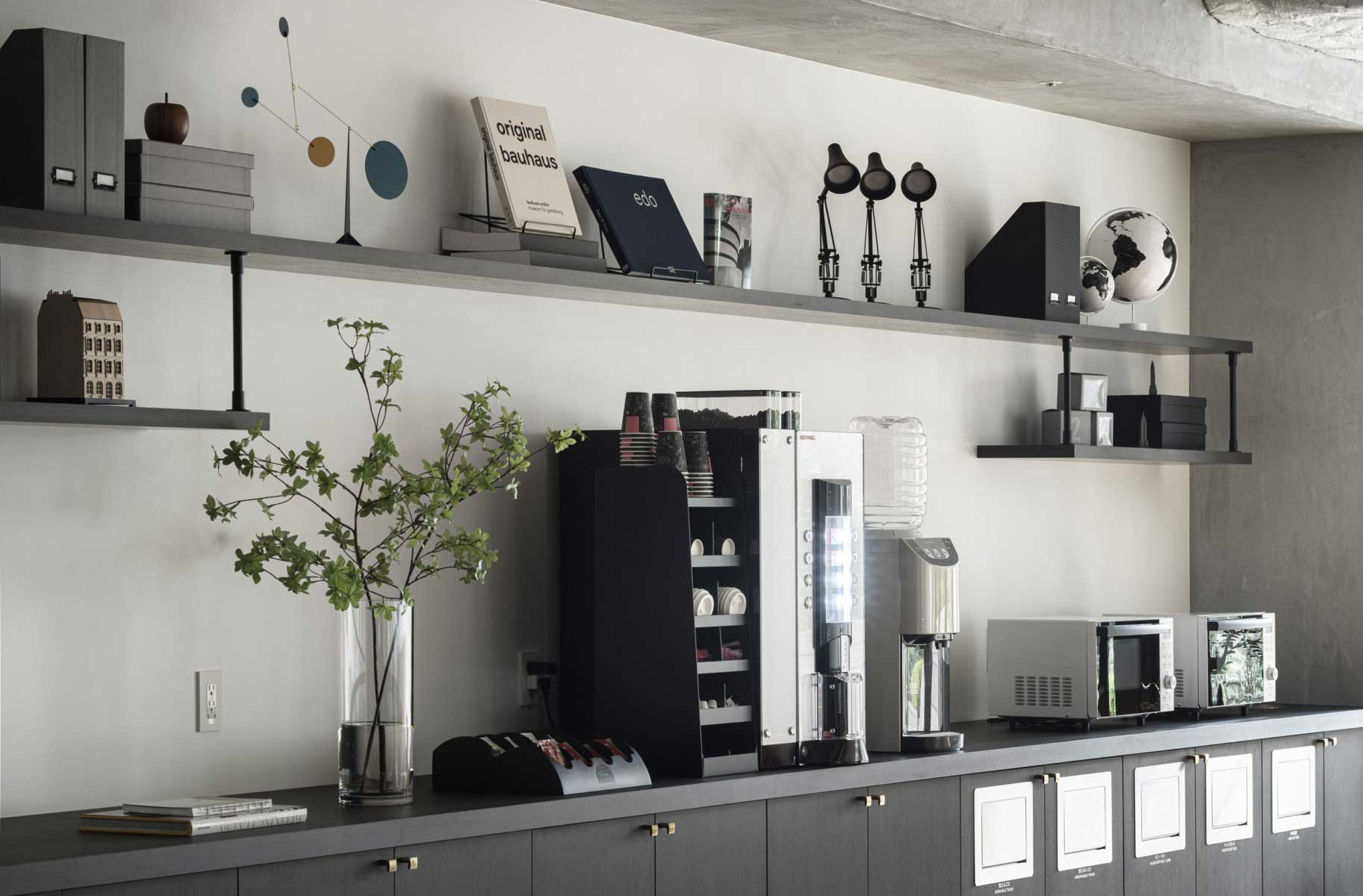 コージーワークス 御殿山オフィス ラウンジのソファ席